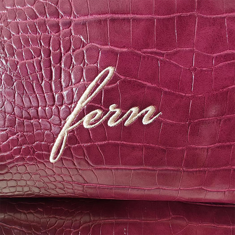 Embroidered Croc Makeup Bag Pe - Luxury Skincare Samples avaliação e preço